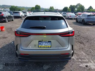 2024 Lexus NX 350h Premium z VIN 2T2GKCEZ6RC019104, wystawiony jako IAAI lot #42475819 z przebiegiem 15 870 mil mil oraz . Historia ofert i sprzedaży dostępna na DreamBid. Obrazek 17.