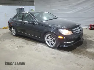 2013 Mercedes-Benz C 300 Sport z VIN WDDGF8AB3DR282363, wystawiony jako Copart lot #58652485 z przebiegiem 126 555 mil mil oraz Szkoda całkowita • Salvage title. Historia ofert i sprzedaży dostępna na DreamBid. Obrazek 4.