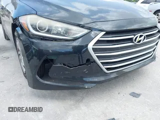 2017 Hyundai Elantra SE z VIN KMHD74LF9HU090298, wystawiony jako IAAI lot #42102240 z przebiegiem 141 606 mil mil oraz . Historia ofert i sprzedaży dostępna na DreamBid. Obrazek 6.
