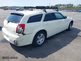 2005 Dodge Magnum SE with VIN 2D4FV48V85H648064, listed as a IAAI auction lot 41930901 with 213,453 mi miles. Bid and sale history available at carsss.com. Image 4.