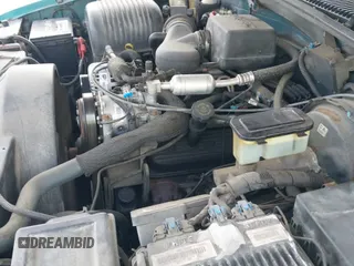 1997 Chevrolet Silverado 1500 z VIN 2GCEC19R3V1149485, wystawiony jako IAAI lot #43331136 z przebiegiem 121 502 mil mil oraz . Historia ofert i sprzedaży dostępna na DreamBid. Obrazek 12.