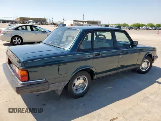 1992 Volvo 240 z VIN YV1AS8805N1467833, wystawiony jako Copart lot #51828515 z przebiegiem 178 826 mil mil oraz Szkoda całkowita • Salvage title. Historia ofert i sprzedaży dostępna na DreamBid. Obrazek 3.