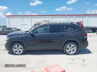 2021 Volkswagen Atlas SE with VIN 1V2WR2CAXMC586838, listed as a IAAI auction lot 42581657 with 60,922 mi miles and . Bid and sale history available at DreamBid. Image 14.