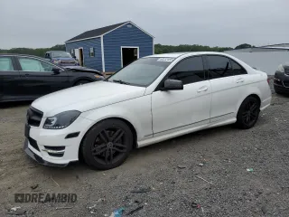 2013 Mercedes-Benz C 300 Sport z VIN WDDGF8AB4DR267712, wystawiony jako Copart lot #60232485 z przebiegiem 56 942 mil mil oraz Czysty tytuł • Clean title. Historia ofert i sprzedaży dostępna na DreamBid. Obrazek 1.