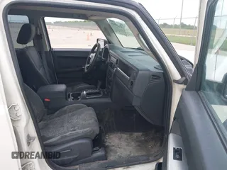 2008 Jeep Commander Sport z VIN 1J8HH48KX8C115328, wystawiony jako IAAI lot #42139929 z przebiegiem 118 218 mil mil oraz . Historia ofert i sprzedaży dostępna na DreamBid. Obrazek 5.