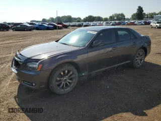 2014 Chrysler 300 S z VIN 2C3CCAGG9EH381870, wystawiony jako Copart lot #63274505 z przebiegiem 179 057 mil mil oraz Czysty tytuł • Clean title. Historia ofert i sprzedaży dostępna na DreamBid. Obrazek 1.