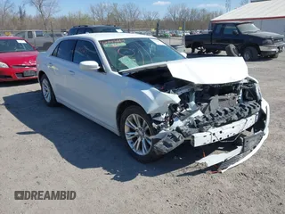 2018 Chrysler 300 Touring L z VIN 2C3CCAAG8JH338608, wystawiony jako IAAI lot #42045663 z przebiegiem 220 813 mil mil oraz . Historia ofert i sprzedaży dostępna na DreamBid. Obrazek 1.