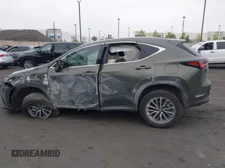 2024 Lexus NX 350h Premium z VIN JTJGKCEZ1R2023707, wystawiony jako IAAI lot #42153729 z przebiegiem 15 285 mil mil oraz . Historia ofert i sprzedaży dostępna na DreamBid. Obrazek 14.