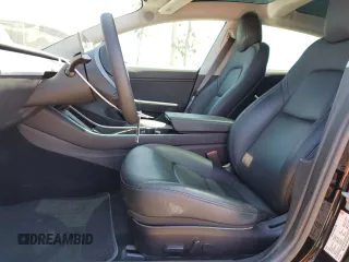 2018 Tesla Model 3 Long Range Battery z VIN 5YJ3E1EBXJF073250, wystawiony jako Copart lot #55832885 z przebiegiem 50 196 mil mil oraz Szkoda całkowita • Salvage title. Historia ofert i sprzedaży dostępna na DreamBid. Obrazek 7.