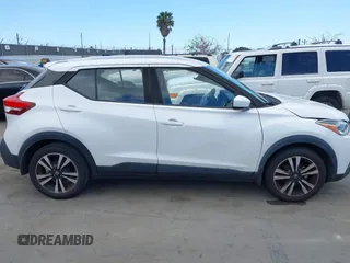 2020 Nissan Kicks SV z VIN 3N1CP5CV3LL483605, wystawiony jako IAAI lot #42261522 z przebiegiem 53 381 mil mil oraz . Historia ofert i sprzedaży dostępna na DreamBid. Obrazek 14.