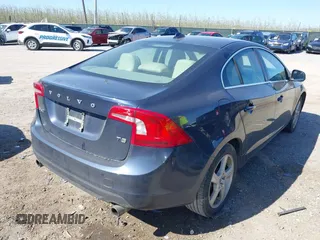 2013 Volvo S60 T5 Premier z VIN YV1612FS5D1202290, wystawiony jako IAAI lot #42042523 z przebiegiem 165 700 mil mil oraz . Historia ofert i sprzedaży dostępna na DreamBid. Obrazek 4.