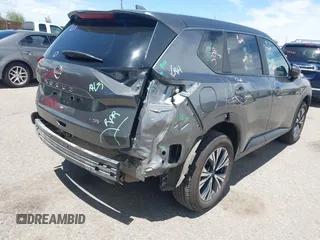 2023 Nissan Rogue SV z VIN 5N1BT3BA1PC838372, wystawiony jako IAAI lot #42257021 z przebiegiem 49 971 mil mil oraz . Historia ofert i sprzedaży dostępna na DreamBid. Obrazek 4.