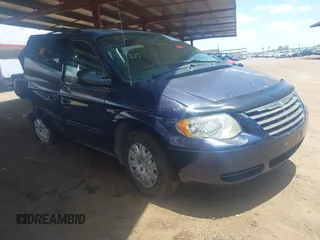 2005 Chrysler Town & Country LX z VIN 2C4GP44R85R552031, wystawiony jako IAAI lot #42421153 z przebiegiem Nie podano mil oraz . Historia ofert i sprzedaży dostępna na DreamBid. Obrazek 1.