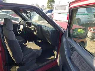 1995 GMC Jimmy SLE z VIN 1GKDT13W1SK528155, wystawiony jako IAAI lot #42177589 z przebiegiem 283 900 mil mil oraz . Historia ofert i sprzedaży dostępna na DreamBid. Obrazek 5.