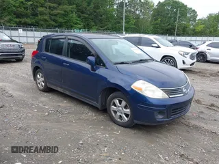 2008 Nissan Versa S z VIN 3N1BC13E08L396123, wystawiony jako IAAI lot #42358393 z przebiegiem 137 703 mil mil oraz . Historia ofert i sprzedaży dostępna na DreamBid. Obrazek 1.