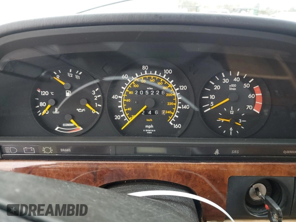 1984 Mercedes-Benz 500 z VIN WDBCA37B8EA085222, wystawiony jako Copart lot #87462054 z przebiegiem 205 226 mil mil oraz Tytuł czysty. Historia ofert i sprzedaży dostępna na DreamBid. Obrazek 9.