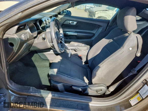 2017 Ford Mustang V6 z VIN 1FA6P8AM8H5208458, wystawiony jako Copart lot #60835695 z przebiegiem 74 987 mil mil oraz Czysty tytuł • Clean title. Historia ofert i sprzedaży dostępna na DreamBid. Obrazek 7.