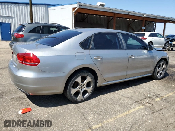 2013 Volkswagen Passat S z VIN 1VWAP7A31DC061392, wystawiony jako Copart lot #60318015 z przebiegiem 102 563 mil mil oraz Szkoda całkowita • Salvage title. Historia ofert i sprzedaży dostępna na DreamBid. Obrazek 3.