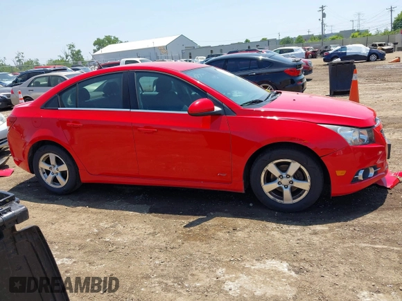 2014 Chevrolet Cruze 1LT z VIN 1G1PC5SBXE7230301, wystawiony jako IAAI lot #42403785 z przebiegiem 141 630 mil mil oraz . Historia ofert i sprzedaży dostępna na DreamBid. Obrazek 14.