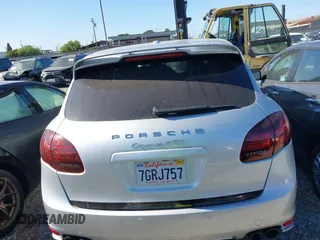 2014 Porsche Cayenne GTS z VIN WP1AD2A29ELA76227, wystawiony jako IAAI lot #42057978 z przebiegiem 92 174 mil mil oraz . Historia ofert i sprzedaży dostępna na DreamBid. Obrazek 17.