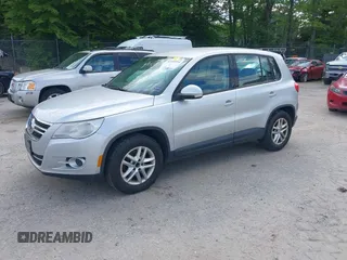 2011 Volkswagen Tiguan SEL z VIN WVGBV7AX5BW548053, wystawiony jako IAAI lot #42401994 z przebiegiem 184 299 mil mil oraz . Historia ofert i sprzedaży dostępna na DreamBid. Obrazek 2.
