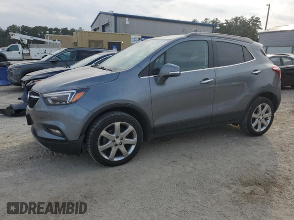 2020 Buick Encore Essence z VIN KL4CJGSB6LB020497, wystawiony jako Copart lot #43624955 z przebiegiem 99 448 mil mil oraz Tytuł czysty. Historia ofert i sprzedaży dostępna na DreamBid. Obrazek 1.