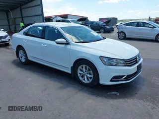 2016 Volkswagen Passat R-Line z VIN 1VWAT7A34GC028502, wystawiony jako IAAI lot #42603260 z przebiegiem 41 935 mil mil oraz . Historia ofert i sprzedaży dostępna na DreamBid. Obrazek 1.