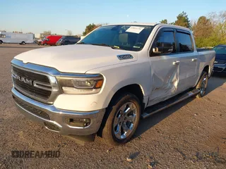 2019 Ram 1500 Big Horn z VIN 1C6SRFFT2KN659701, wystawiony jako IAAI lot #42051736 z przebiegiem 165 542 mil mil oraz . Historia ofert i sprzedaży dostępna na DreamBid. Obrazek 2.