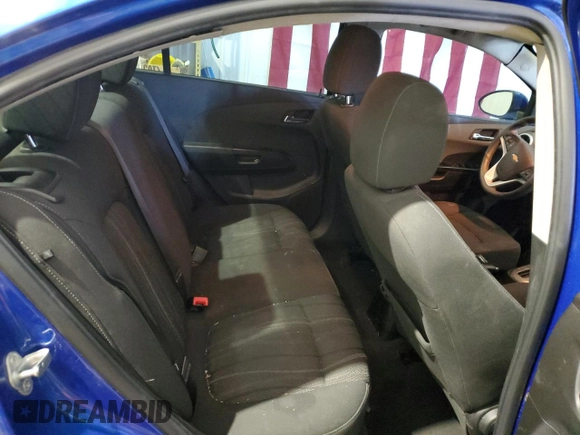 2019 Chevrolet Sonic LT z VIN 1G1JD5SB0K4118610, wystawiony jako Copart lot #47922175 z przebiegiem 105 533 mil mil oraz Czysty tytuł • Clean title. Historia ofert i sprzedaży dostępna na DreamBid. Obrazek 10.