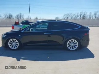 2017 Tesla Model X 90D z VIN 5YJXCAE28HF059140, wystawiony jako IAAI lot #41648518 z przebiegiem Nie podano mil oraz . Historia ofert i sprzedaży dostępna na DreamBid. Obrazek 13.