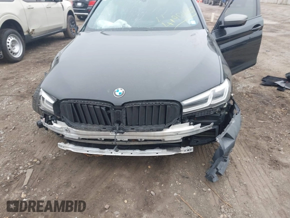 2022 BMW 5 Series M550i xDrive z VIN WBA13BK01NCH76521, wystawiony jako IAAI lot #41904437 z przebiegiem Nie podano mil oraz . Historia ofert i sprzedaży dostępna na DreamBid. Obrazek 6.
