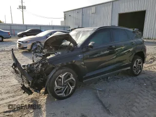 2024 Hyundai Kona N Line z VIN KM8HACA38RU024218, wystawiony jako Copart lot #52915275 z przebiegiem 9 960 mil mil oraz Nie do naprawy • Non repairable. Historia ofert i sprzedaży dostępna na DreamBid. Obrazek 1.