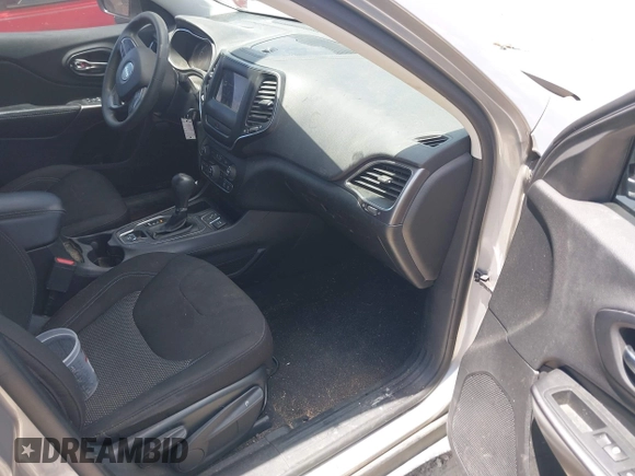 2020 Jeep Cherokee Latitude z VIN 1C4PJLCB6LD582449, wystawiony jako IAAI lot #42149389 z przebiegiem 121 499 mil mil oraz . Historia ofert i sprzedaży dostępna na DreamBid. Obrazek 5.