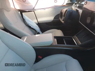 2021 Tesla Model S Long Range z VIN 5YJSA1E50MF438864, wystawiony jako IAAI lot #41190778 z przebiegiem Nie podano mil oraz . Historia ofert i sprzedaży dostępna na DreamBid. Obrazek 5.