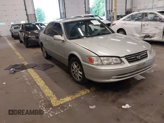 2001 Toyota Camry LE z VIN 4T1BF28KX1U962787, wystawiony jako IAAI lot #42261403 z przebiegiem 196 592 mil mil oraz . Historia ofert i sprzedaży dostępna na DreamBid. Obrazek 1.