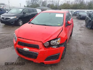 2015 Chevrolet Sonic LT z VIN 1G1JC5SBXF4179097, wystawiony jako IAAI lot #41715882 z przebiegiem 127 163 mil mil oraz . Historia ofert i sprzedaży dostępna na DreamBid. Obrazek 17.