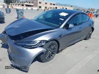 2025 Tesla Model 3 Long Range z VIN 5YJ3E1EB9SF873801, wystawiony jako IAAI lot #42141255 z przebiegiem 1612 mil mil oraz . Historia ofert i sprzedaży dostępna na DreamBid. Obrazek 19.