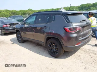 2023 Jeep Compass Latitude z VIN 3C4NJDBNXPT520349, wystawiony jako IAAI lot #42393852 z przebiegiem 45 340 mil mil oraz . Historia ofert i sprzedaży dostępna na DreamBid. Obrazek 3.