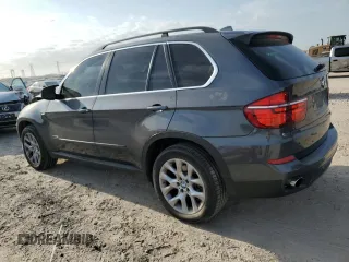 2013 BMW X5 xDrive35i z VIN 5UXZV4C50D0B11663, wystawiony jako Copart lot #53285435 z przebiegiem 109 818 mil mil oraz Szkody całkowita. Historia ofert i sprzedaży dostępna na DreamBid. Obrazek 2.