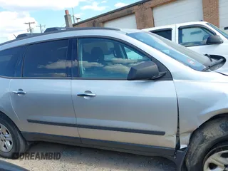 2016 Chevrolet Traverse LS z VIN 1GNKRFKD0GJ224561, wystawiony jako IAAI lot #42183233 z przebiegiem 245 355 mil mil oraz . Historia ofert i sprzedaży dostępna na DreamBid. Obrazek 13.