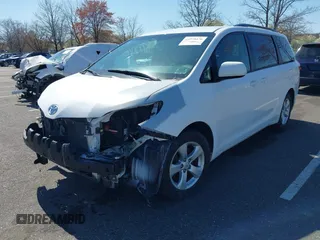 2017 Toyota Sienna LE Auto Access Seat с VIN 5TDKZ3DC9HS797877, выставлен на аукционе IAAI как лот 41778176 с пробегом 154 080 миль миль и . История ставок и продаж доступна на DreamBid. Изображение 2.