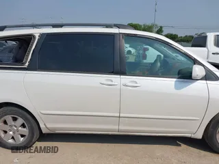 2010 Toyota Sienna XLE z VIN 5TDYK4CC2AS325645, wystawiony jako IAAI lot #42145624 z przebiegiem 202 868 mil mil oraz . Historia ofert i sprzedaży dostępna na DreamBid. Obrazek 14.