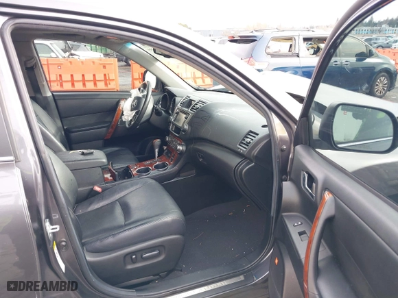 2013 Toyota Highlander Limited with VIN 5TDYK3EH5DS092173, listed as a IAAI auction lot 41484395 with 119,138 mi miles. Bid and sale history available at carsss.com. Image 5.