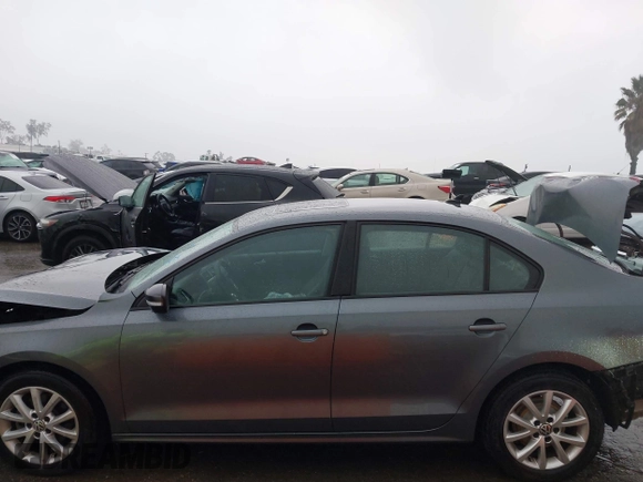 2011 Volkswagen Jetta Sedan SE PZEV with VIN 3VWDZ7AJ3BM332471, listed as a IAAI auction lot 41732964 with 168,920 mi miles. Bid and sale history available at carsss.com. Image 14.