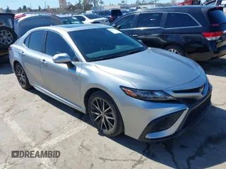 2023 Toyota Camry SE z VIN 4T1T11AK0PU833313, wystawiony jako IAAI lot #41743288 z przebiegiem 25 195 mil mil oraz . Historia ofert i sprzedaży dostępna na DreamBid. Obrazek 1.