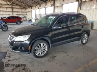 2011 Volkswagen Tiguan S z VIN WVGAV7AX6BW507037, wystawiony jako Copart lot #61727275 z przebiegiem 133 445 mil mil oraz Czysty tytuł • Clean title. Historia ofert i sprzedaży dostępna na DreamBid. Obrazek 1.