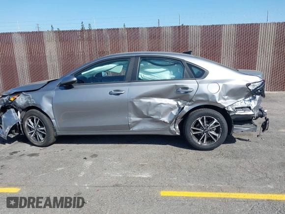 2023 Kia Forte LXS z VIN 3KPF24AD1PE621214, wystawiony jako IAAI lot #41970298 z przebiegiem 35 996 mil mil oraz . Historia ofert i sprzedaży dostępna na DreamBid. Obrazek 14.