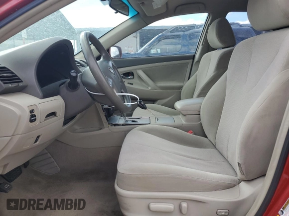 2010 Toyota Camry z VIN 4T1BF3EK9AU105743, wystawiony jako Copart lot #48596965 z przebiegiem 205 265 mil mil oraz Szkoda całkowita • Salvage title. Historia ofert i sprzedaży dostępna na DreamBid. Obrazek 7.