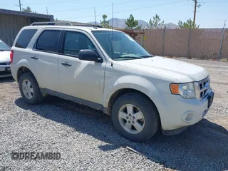 2011 Ford Escape XLT z VIN 1FMCU9DGXBKA93027, wystawiony jako IAAI lot #42712059 z przebiegiem 121 820 mil mil oraz . Historia ofert i sprzedaży dostępna na DreamBid. Obrazek 1.