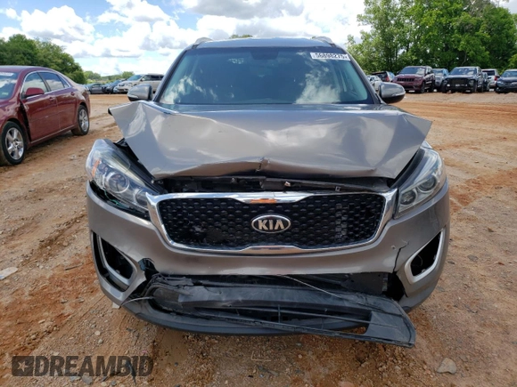 2017 Kia Sorento LX z VIN 5XYPG4A35HG297508, wystawiony jako Copart lot #56898275 z przebiegiem 137 498 mil mil oraz Szkoda całkowita • Salvage title. Historia ofert i sprzedaży dostępna na DreamBid. Obrazek 5.